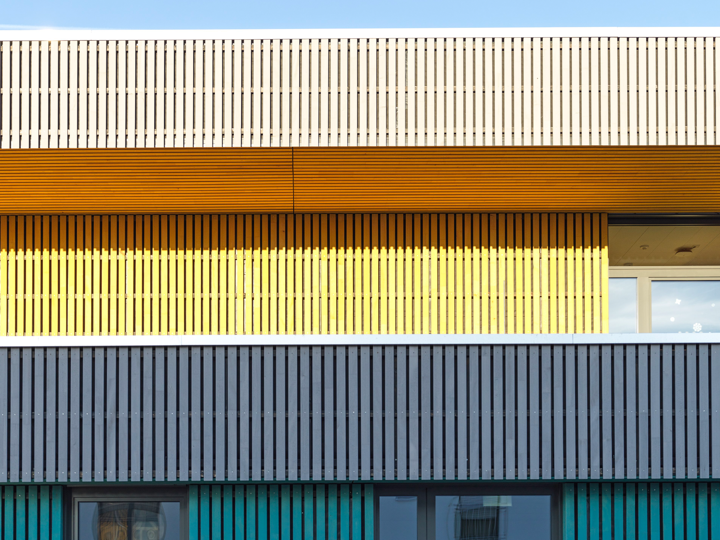 ZIMMEREI FELIX HARTH KITA HOCHHEIM BUNTE FASSADE